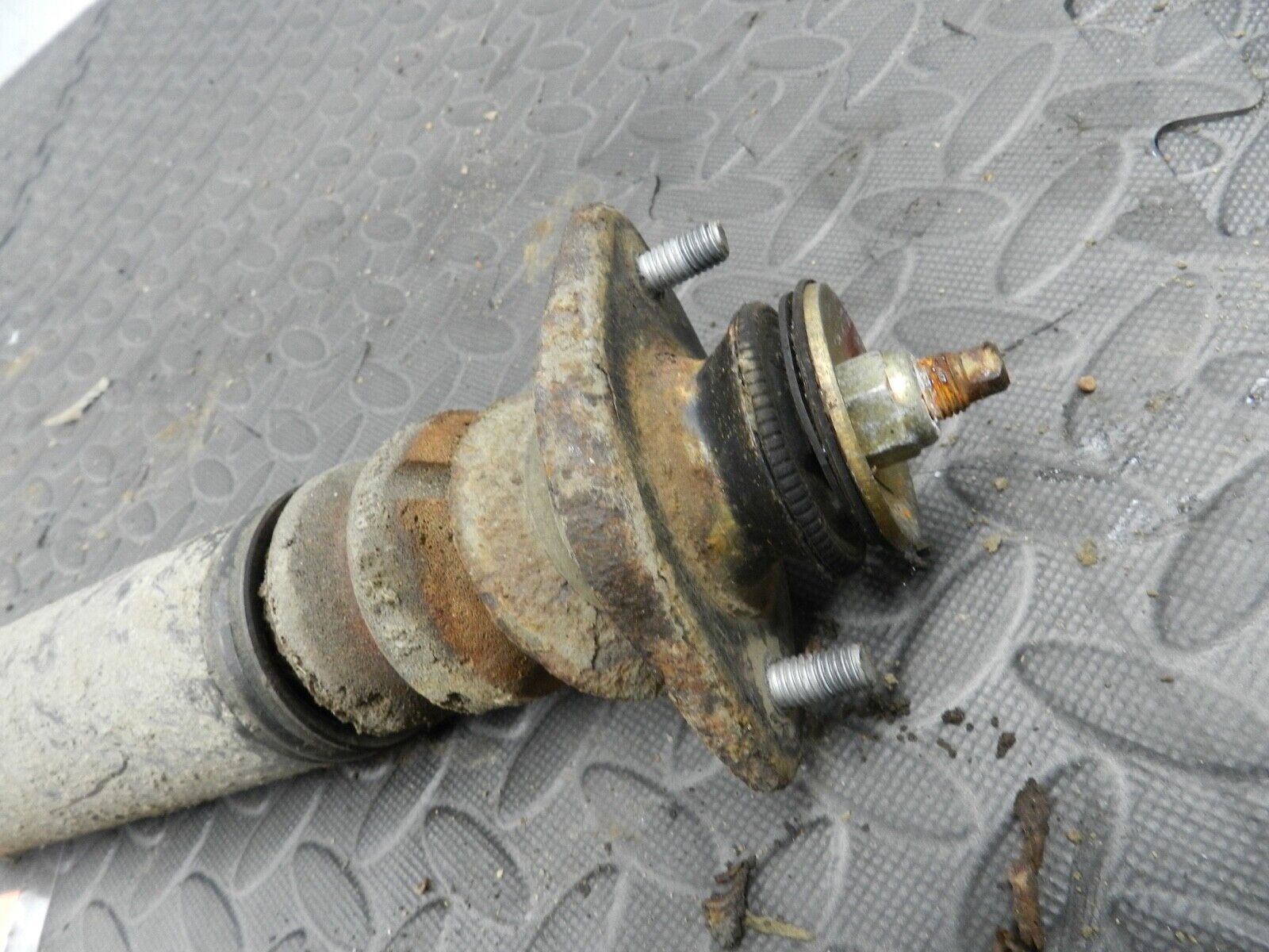 143. 2003 BMW 318Ci E46 CONVERTIBLE. PASSENGER SIDE REAR SHOCK UNIT - Image 2