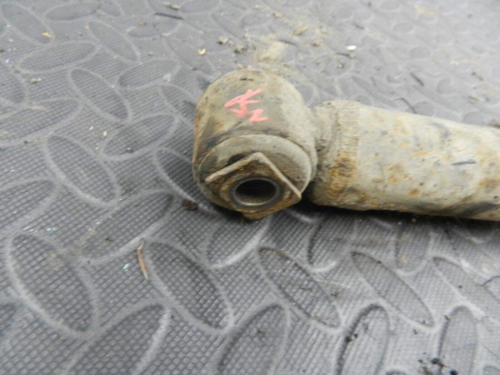 143. 2003 BMW 318Ci E46 CONVERTIBLE. PASSENGER SIDE REAR SHOCK UNIT - Image 3