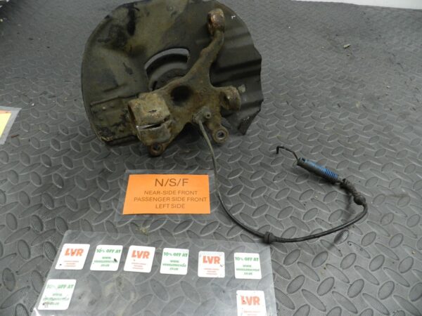 143. 2003 BMW 318Ci E46 CONVERTIBLE. PASSENGER SIDE FRONT WHEEL HUB STUB AXLE