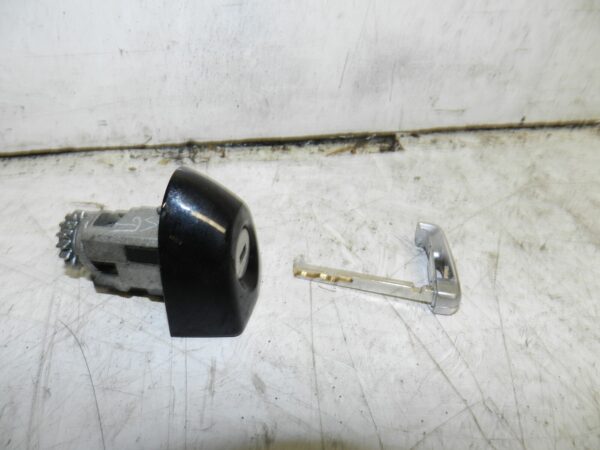 2014 BMW 1 SERIES F21 118D. DOOR LOCK AND KEY IN BLACK - Image 2