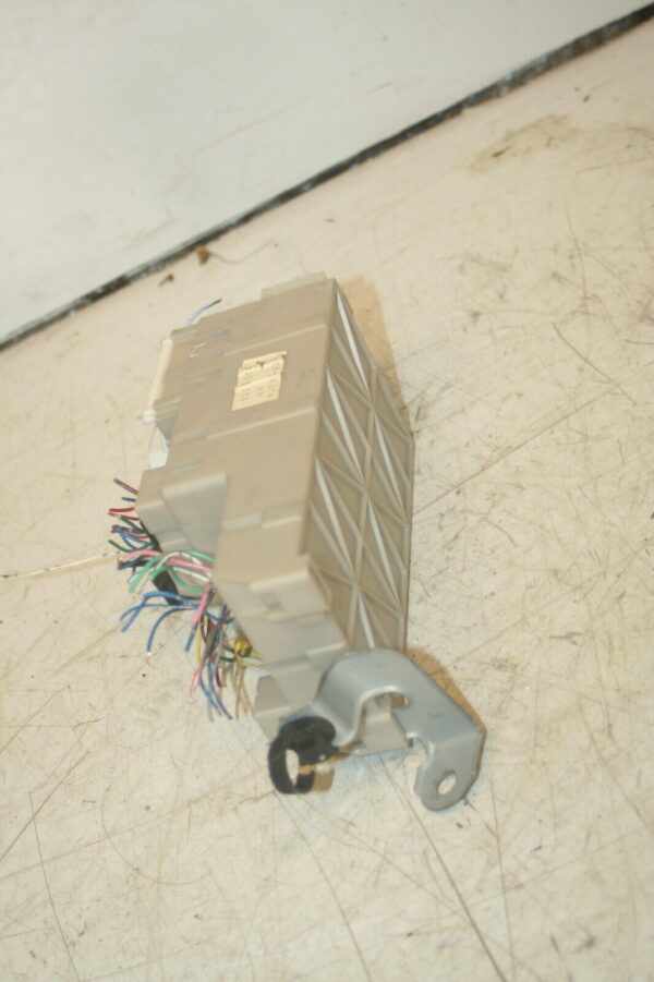 (99) TOYOTA RAV 4 3 DOOR. FUSE BOX BOARD - Image 3