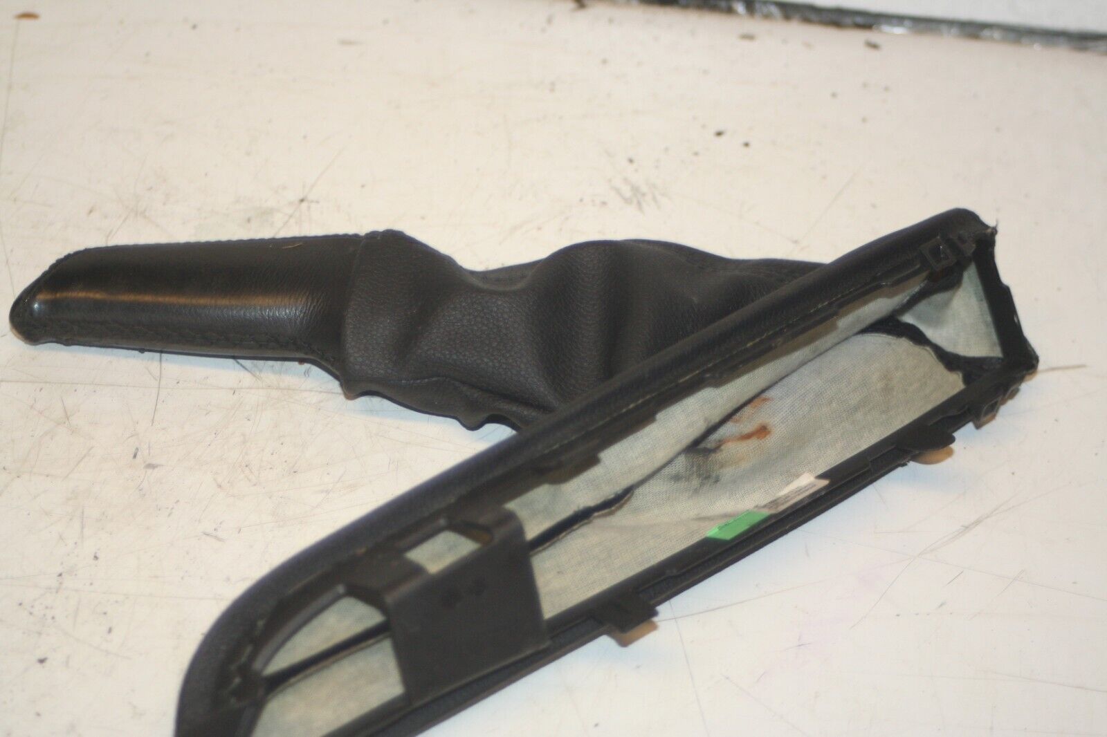 (95) 2010 BMW 1 SERIES E82. HANDBRAKE LEVER GATOR - Image 2