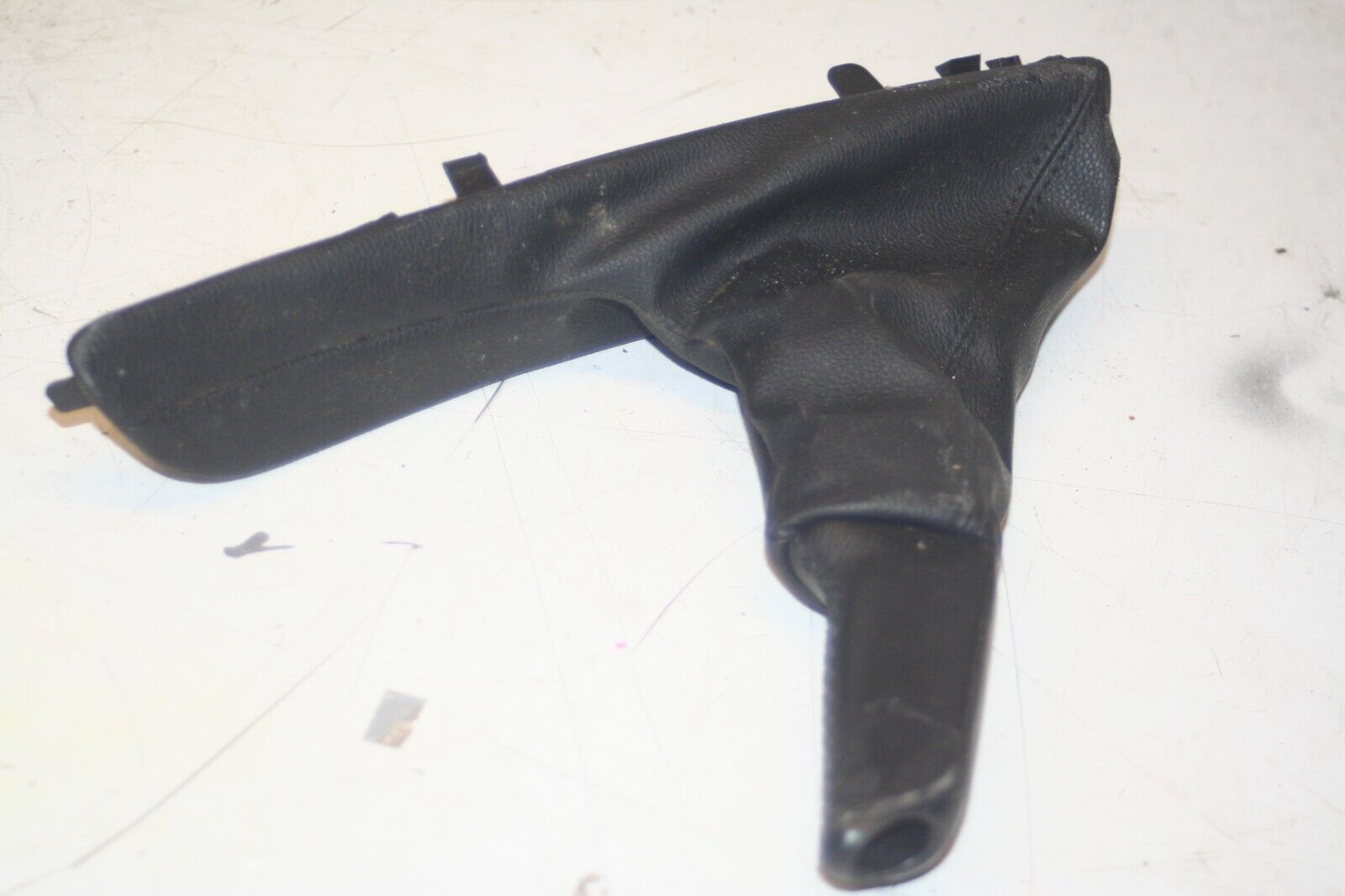 (95) 2010 BMW 1 SERIES E82. HANDBRAKE LEVER GATOR - Image 3