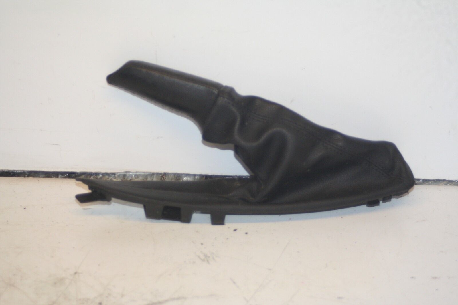(95) 2010 BMW 1 SERIES E82. HANDBRAKE LEVER GATOR - Image 4