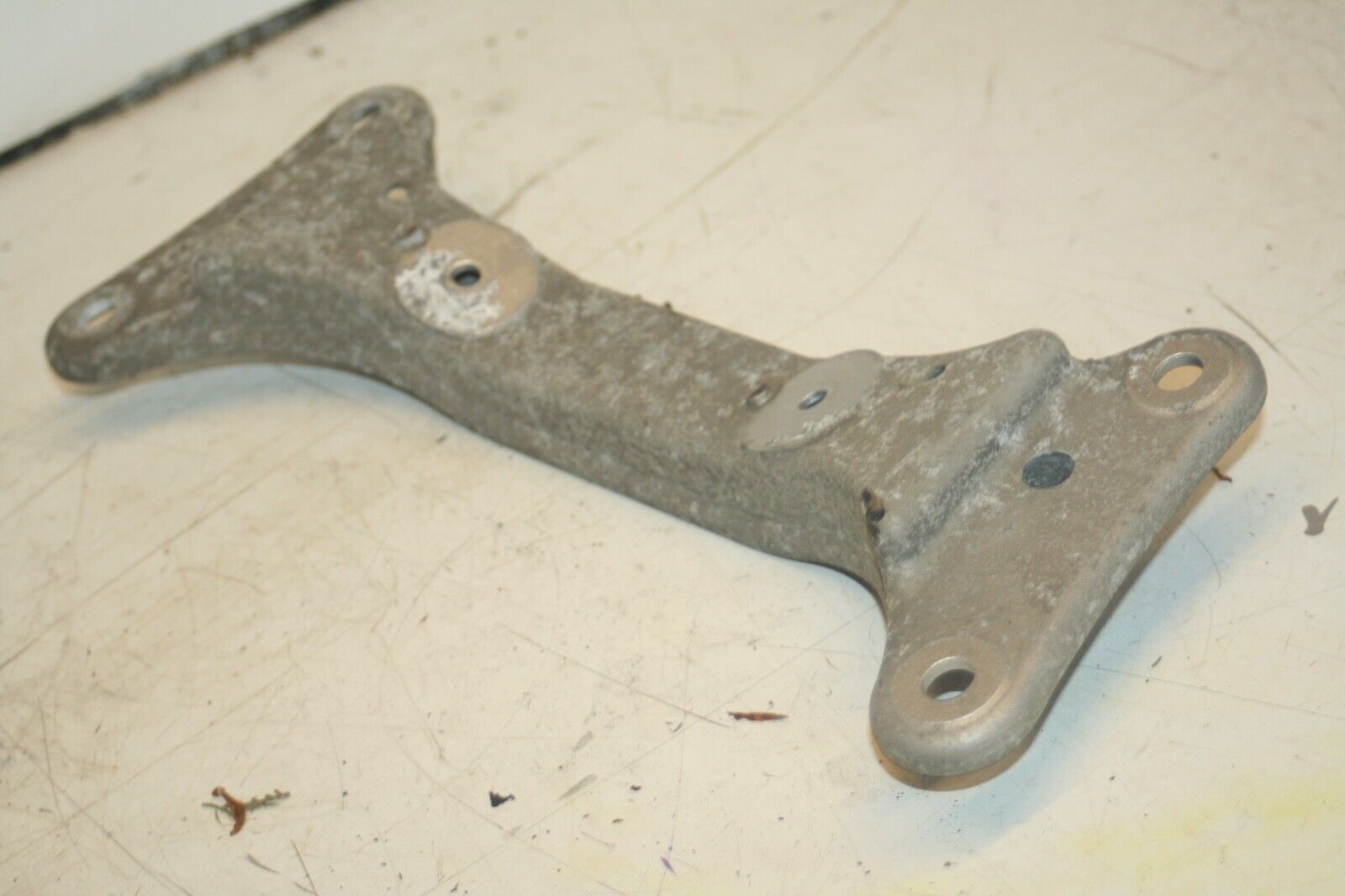 (95) 2010 BMW 1 SERIES E82. GEARBOX MOUNT PLATE - Image 2