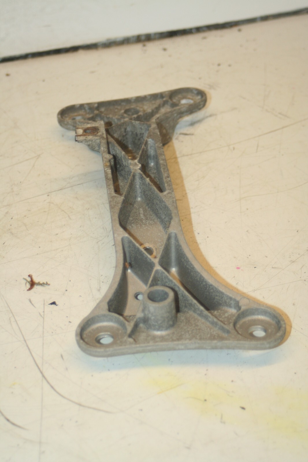 (95) 2010 BMW 1 SERIES E82. GEARBOX MOUNT PLATE - Image 3