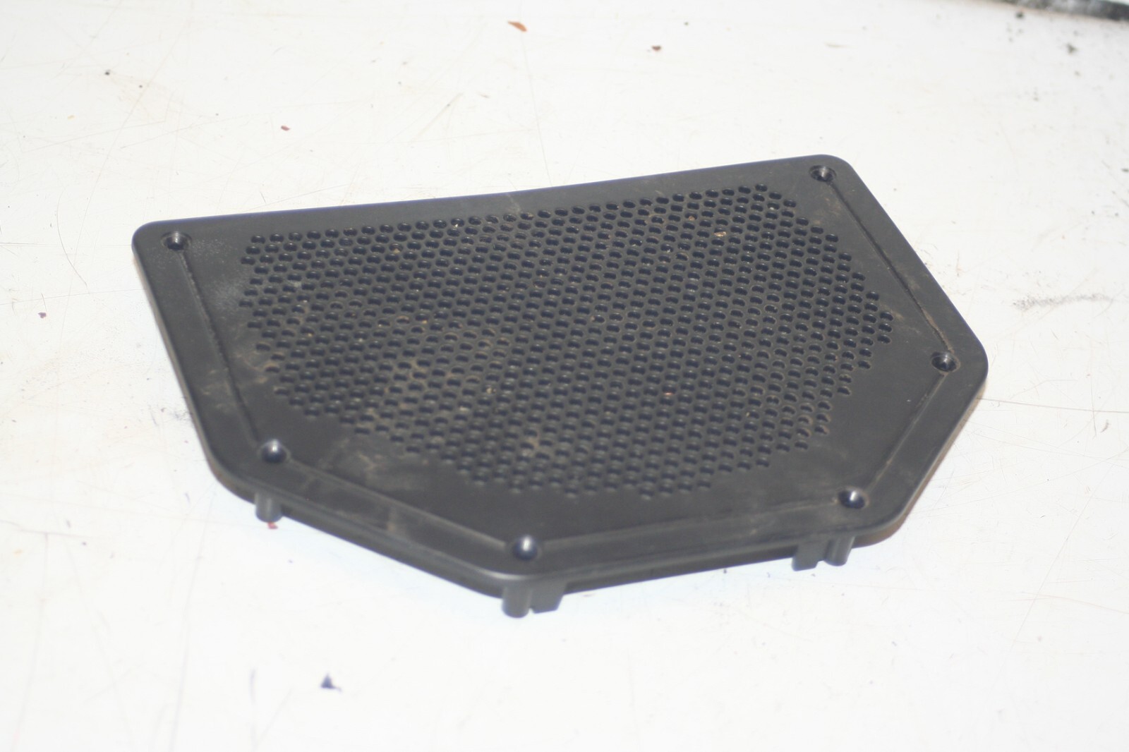(95) 2010 BMW 1 SERIES E82. SPEAKER GRILLE