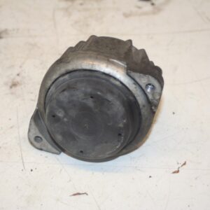 (95) 2010 BMW 1 SERIES E82. ENGINE MOUNT
