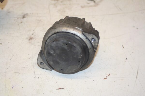 (95) 2010 BMW 1 SERIES E82. ENGINE MOUNT