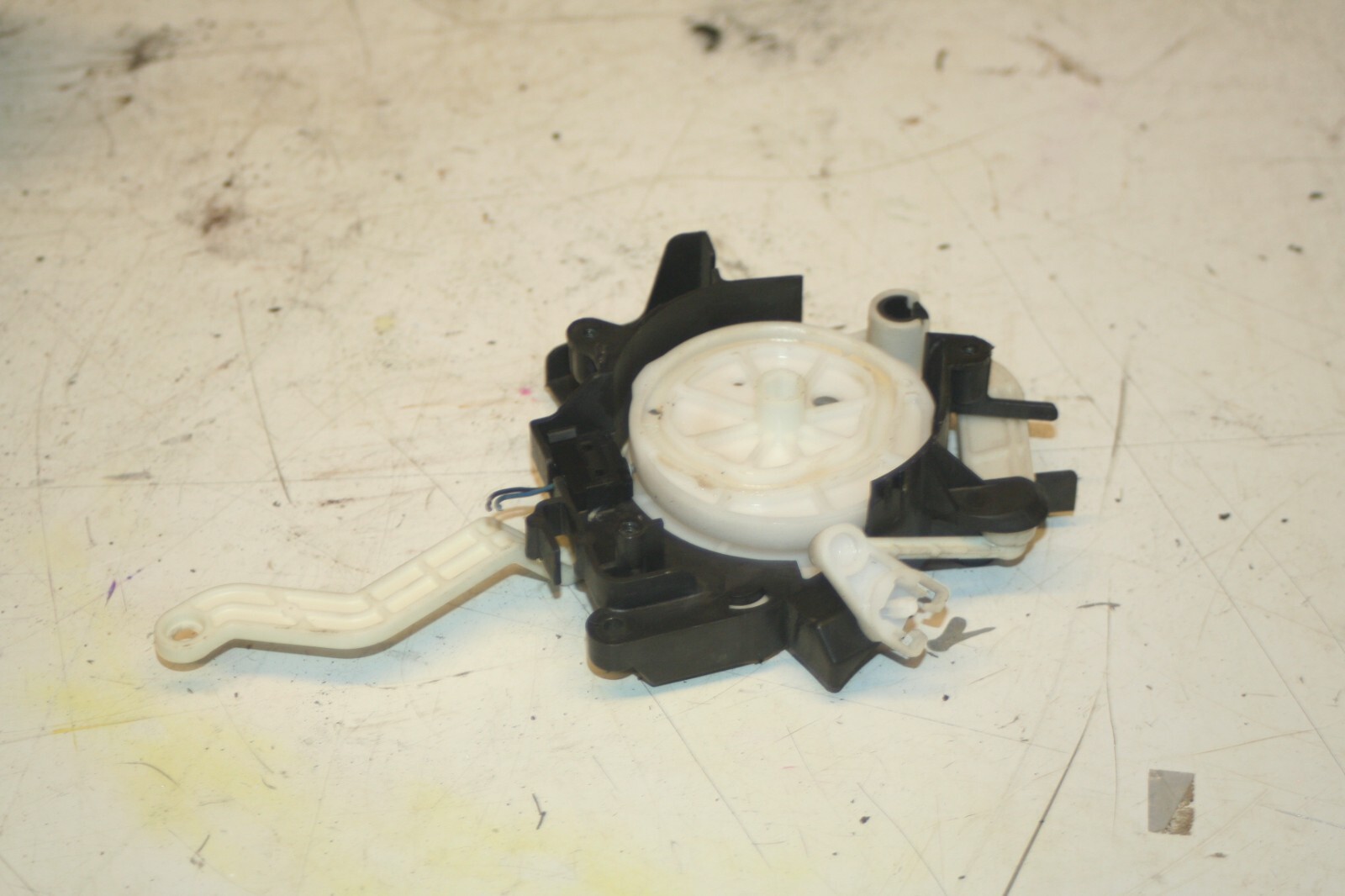 (95) 2010 BMW 1 SERIES E82. HEATER CONTROL FLAP ACTUATOR GUIDE