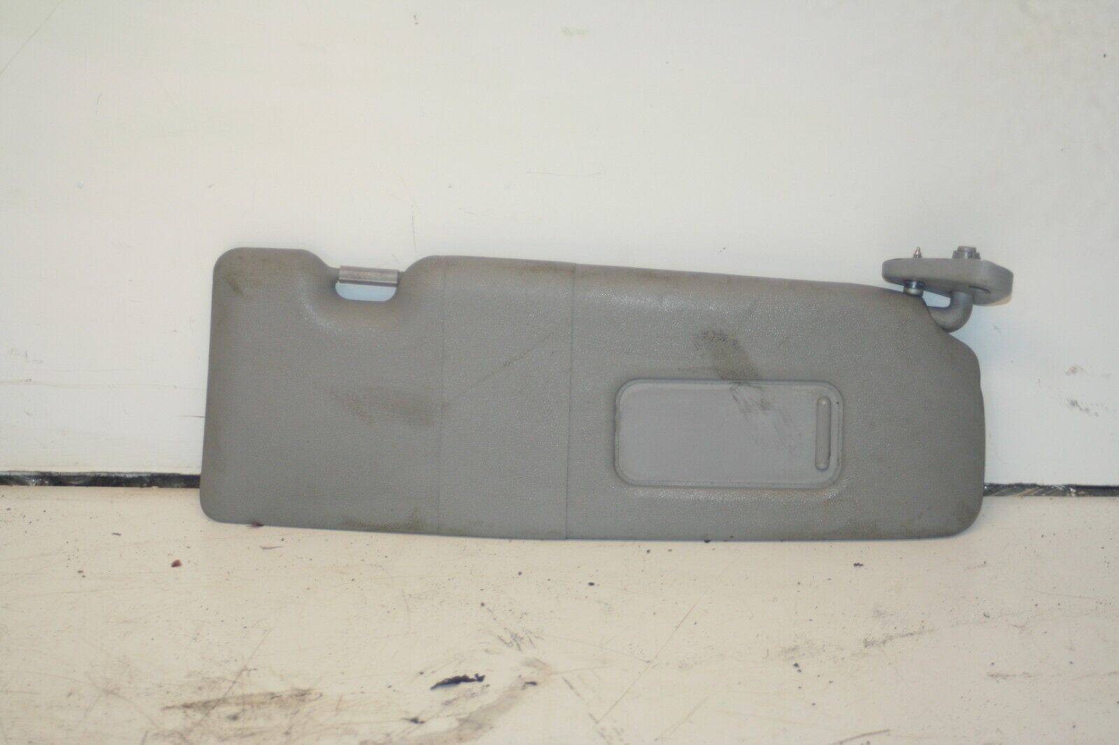 (95) 2010 BMW 1 SERIES E82. DRIVER SUN VISOR