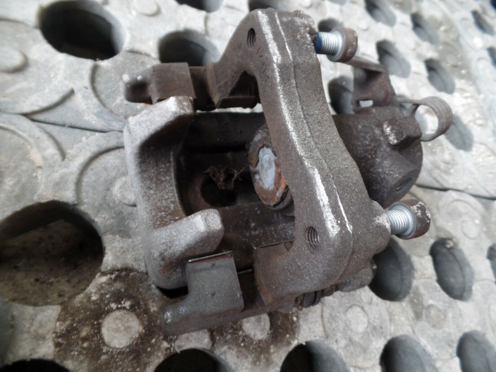 Citroen DS3 2015/16 1.2T Passenger Side Rear N/S/R Brake Caliper + Carrier - Image 2