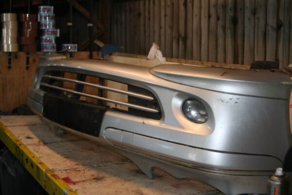 2006 MERCEDES BENZ C CLASS W203. FRONT BUMPER IN SILVER FOG LIGHTS DAMAGED