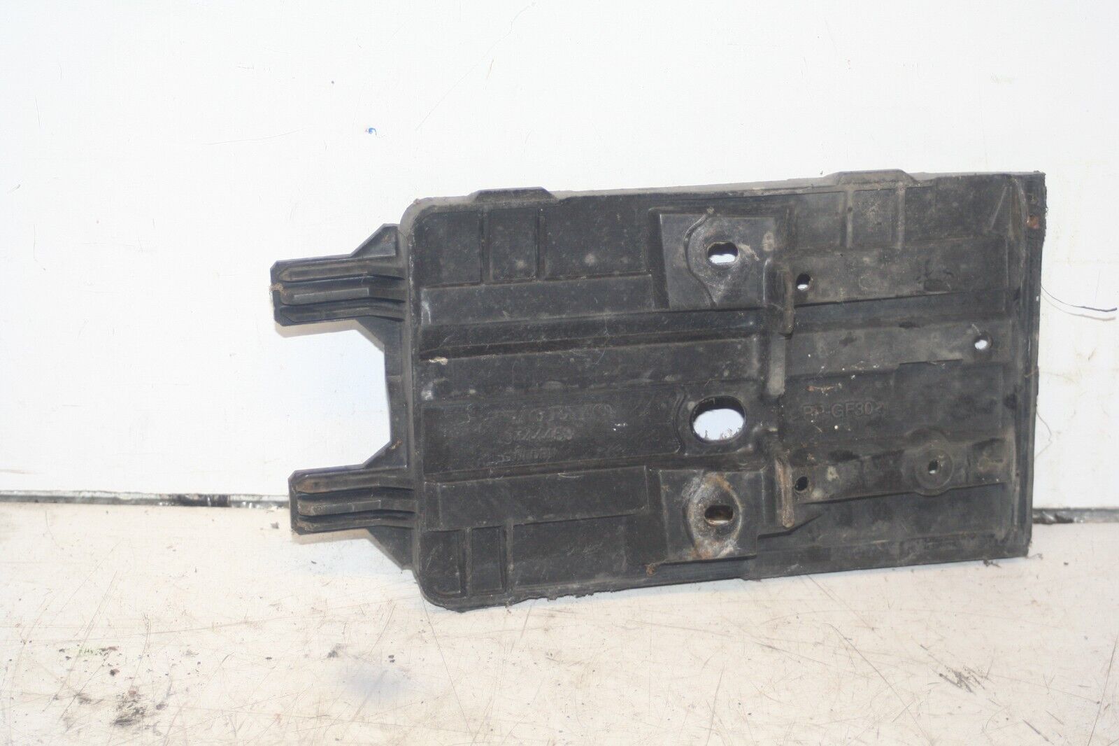 1999 VOLVO C70 2.4 PETROL. BATTERY TRAY 9444453 - Image 3