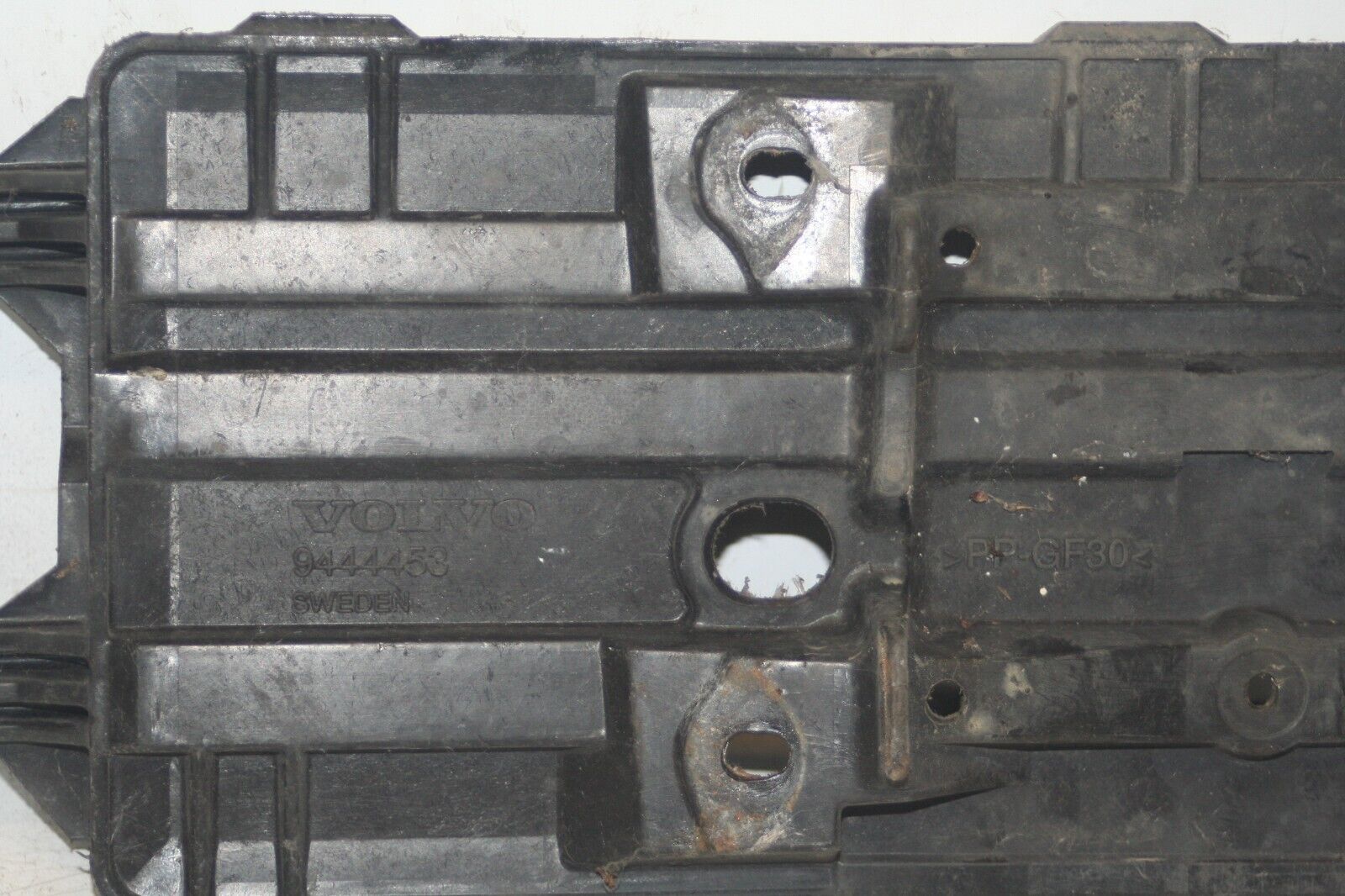 1999 VOLVO C70 2.4 PETROL. BATTERY TRAY 9444453 - Image 4