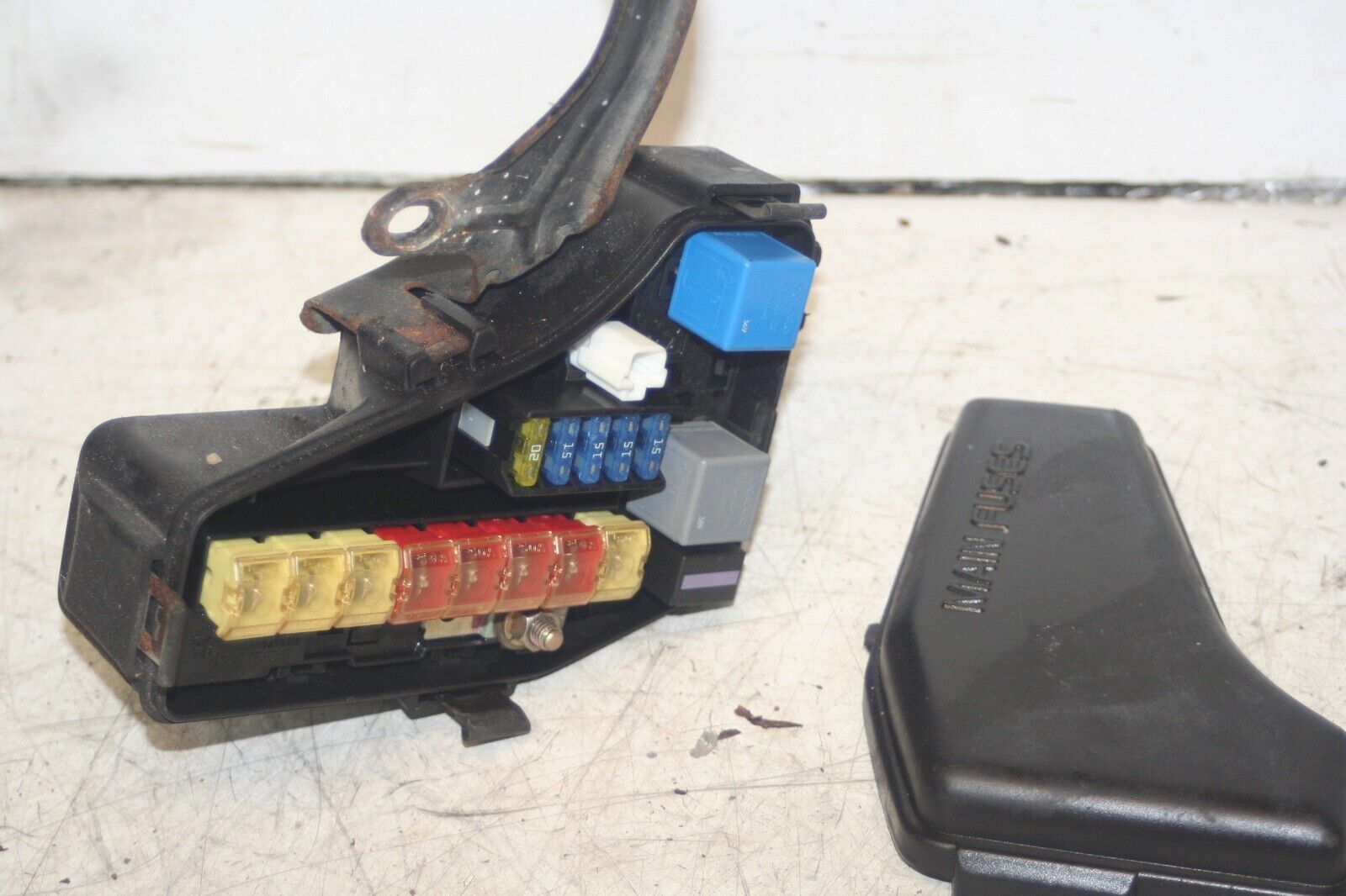 1999 VOLVO C70 2.4 PETROL. ENGINE BAY FUSE BOX BOARD