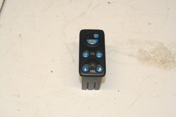 2001 LAND ROVER DISCOVERY 2 TD5. 3RD ROW SEAT RADIO CONTROL BUTTON SWITCH