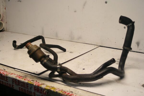 2001 LAND ROVER DISCOVERY 2 TD5. COOLANT PIPES WITH THERMOSTAT - Image 3