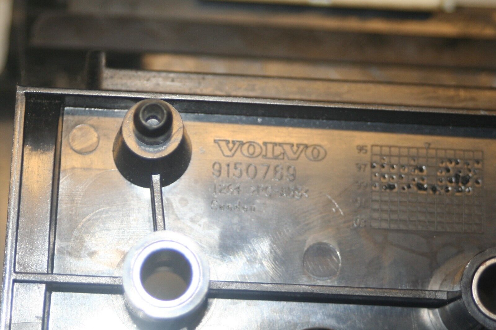 1999 VOLVO C70 2.4 PETROL. CENTRE CONSOLE FRAME 9150769 ECU NOT INCLUDED - Image 4