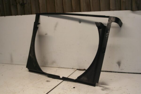 2001 LAND ROVER DISCOVERY 2 TD5. RADIATOR FAN SURROUND LOWER