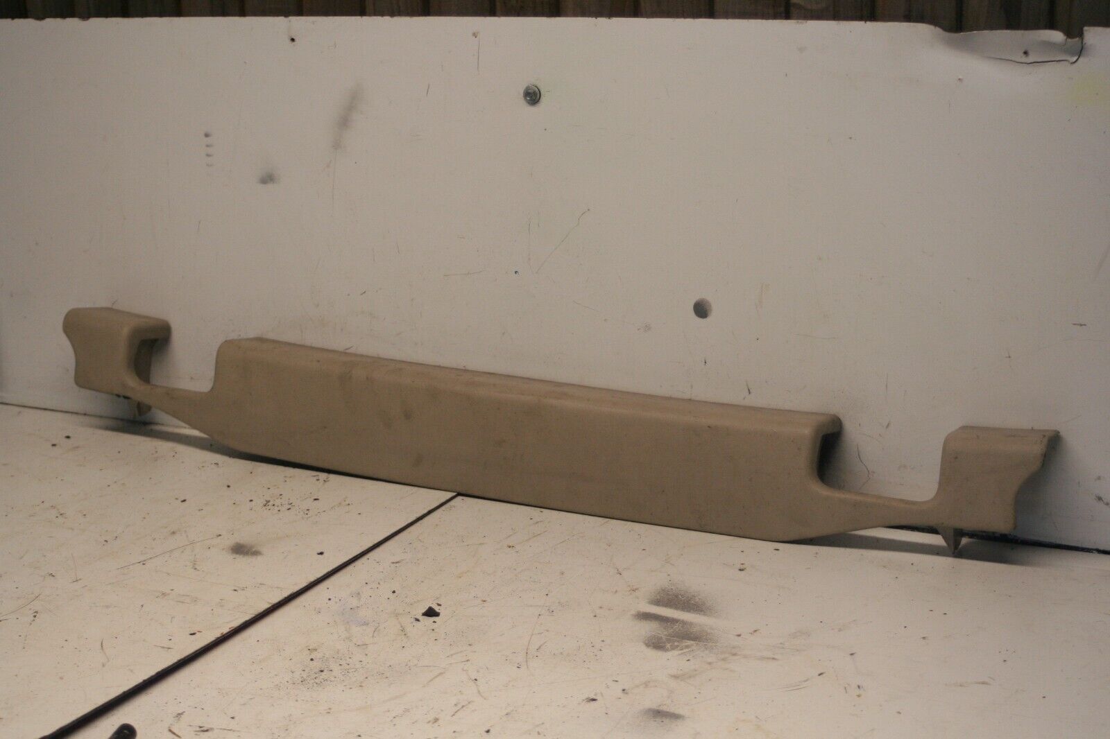 2001 LAND ROVER DISCOVERY 2 TD5. REAR 3RD ROW HEAD REST TRIM EDV100480