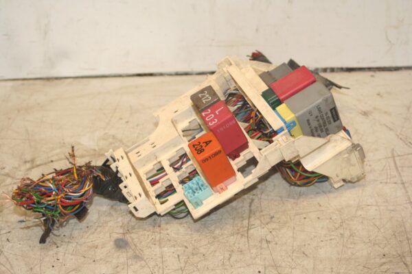 1999 VOLVO C70 2.4 PETROL. RELAY HOUSING FUSE BOX BOARD A104E108 103