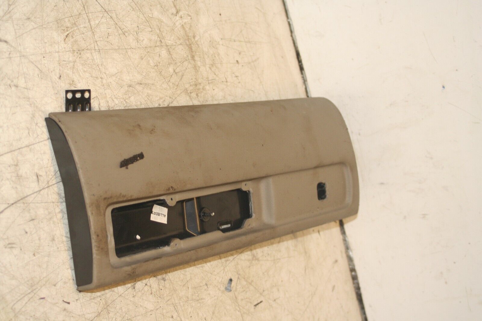 1999 VOLVO C70 2.4 PETROL. GLOVE BOX LID - Image 2