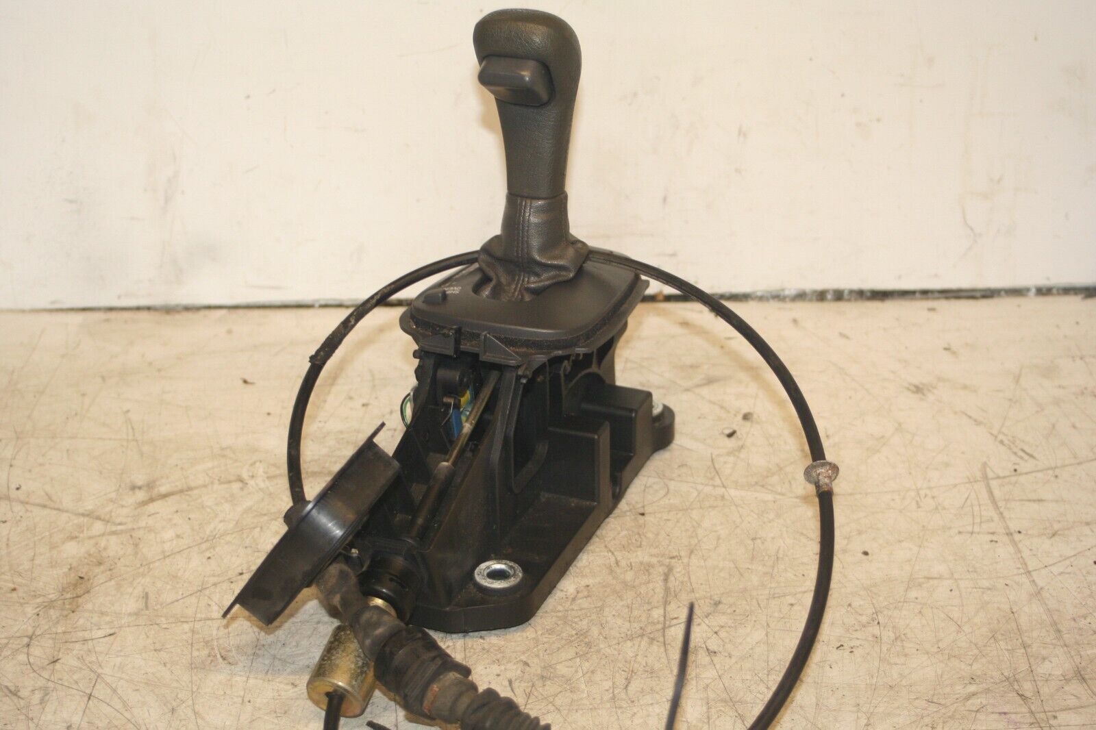 1999 VOLVO C70 2.4 PETROL. AUTOMATIC GEAR SELECTOR AND LINKAGE - Image 2