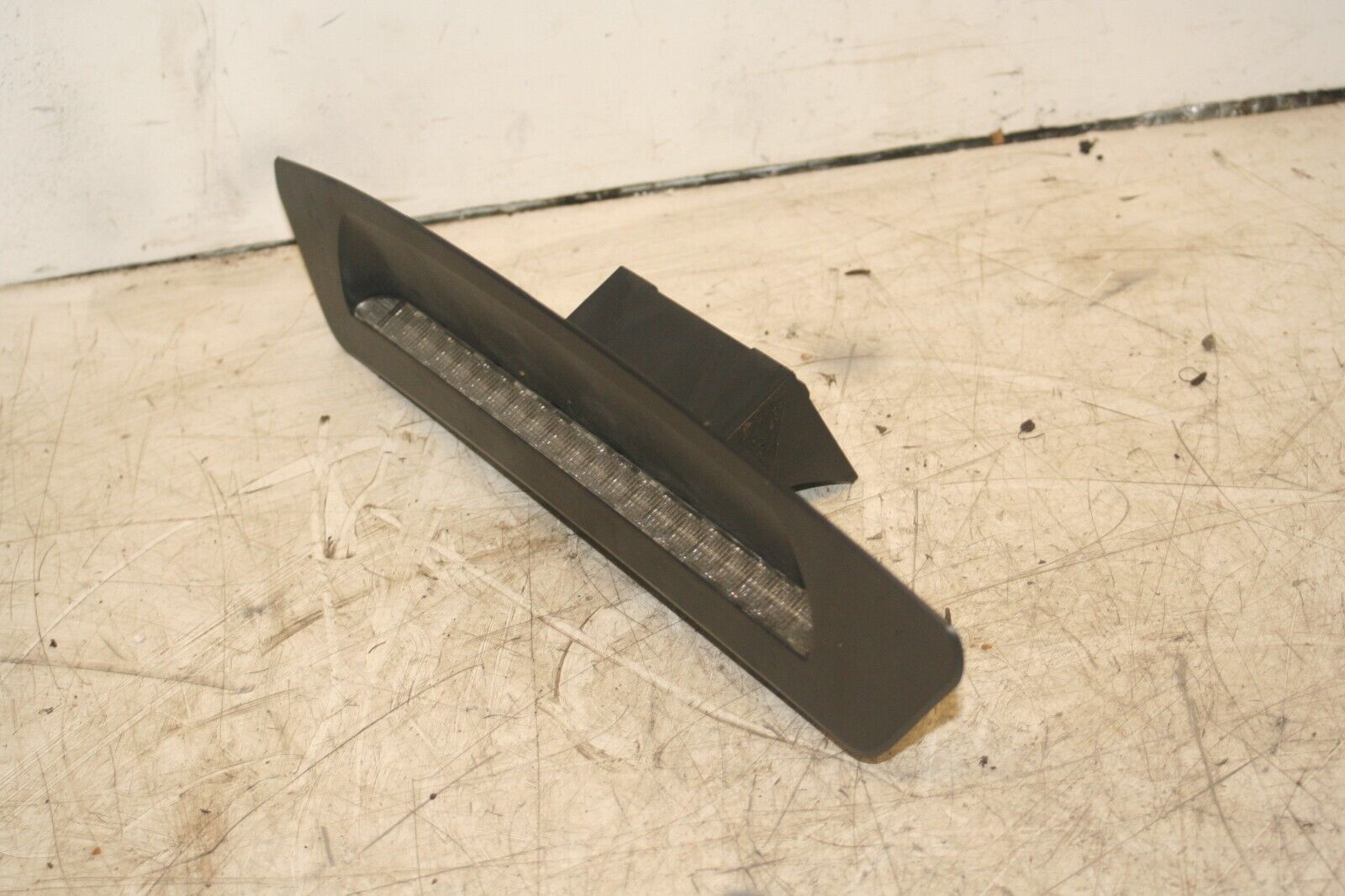 1999 VOLVO C70 2.4 PETROL. HIGH LEVEL THIRD BRAKE LIGHT - Image 2