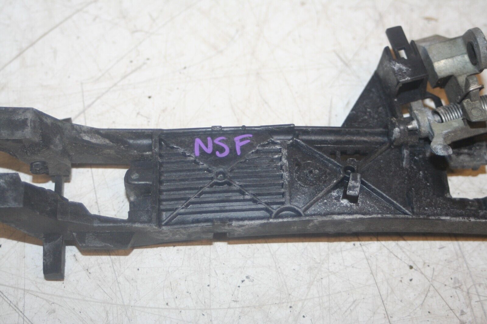2005 MERCEDES S CLASS W220. PASSENGER SIDE FRONT HANDLE FRAME