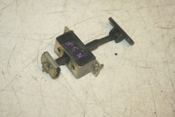 2005 MERCEDES S CLASS W220. PASSENGER SIDE FRONT DOOR STAY CHECK STRAP - Image 3