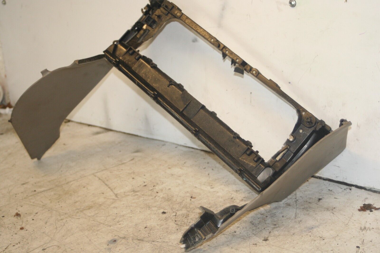 1999 VOLVO C70 2.4 PETROL. DASHBOARD LOWER PANEL PASSENGER SIDE - Image 5