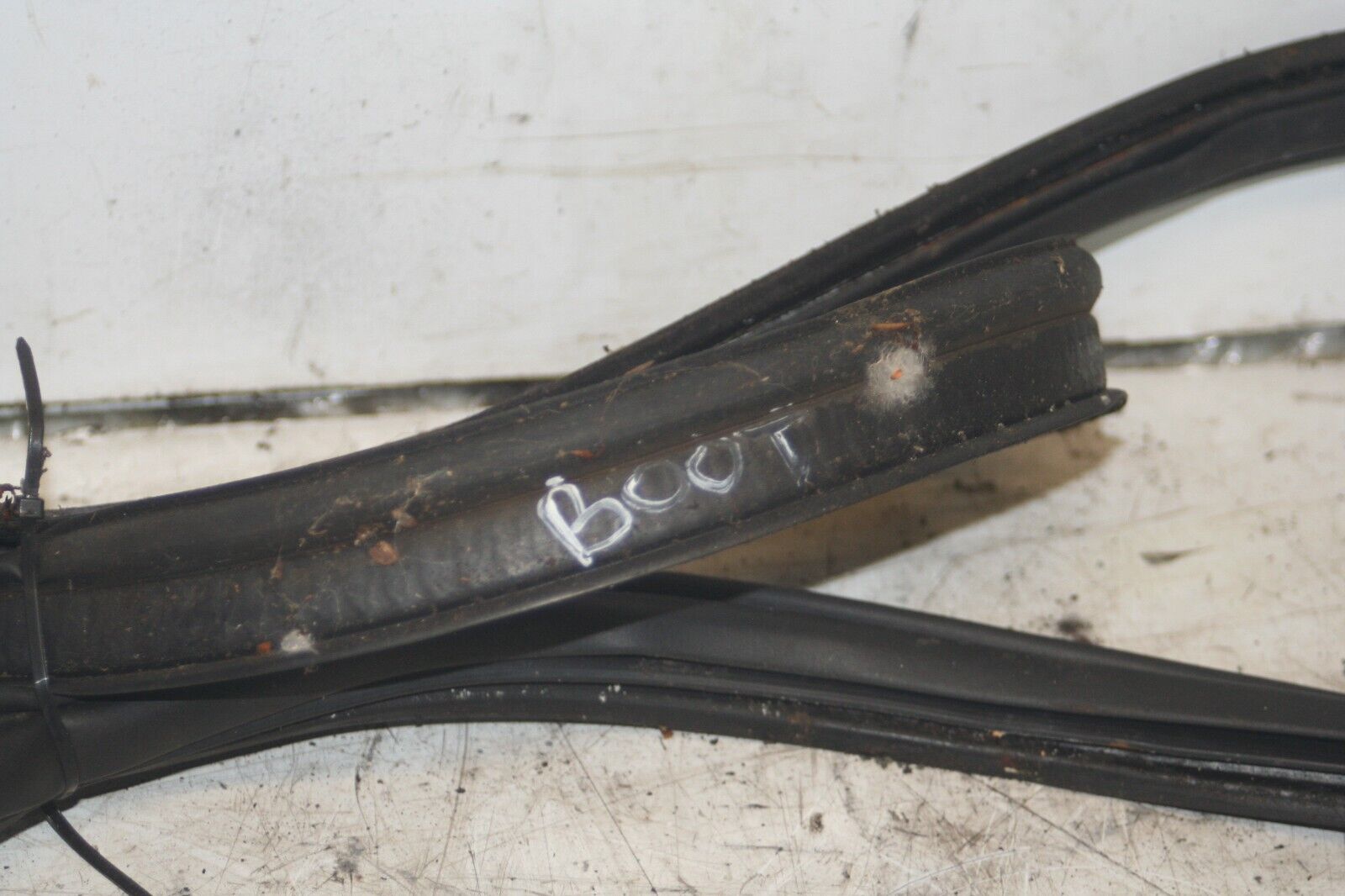 1999 VOLVO C70 2.4 PETROL. BOOT TAILGATE RUBBER SEAL - Image 2