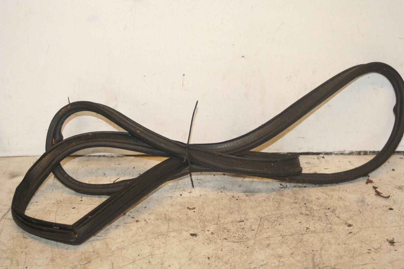 1999 VOLVO C70 2.4 PETROL. BOOT TAILGATE RUBBER SEAL - Image 3