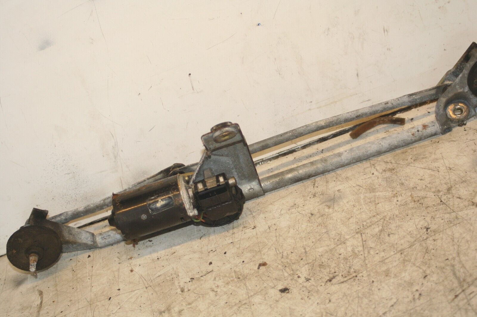 1999 VOLVO C70 2.4 PETROL. WIPER MOTOR AND LINKAGE