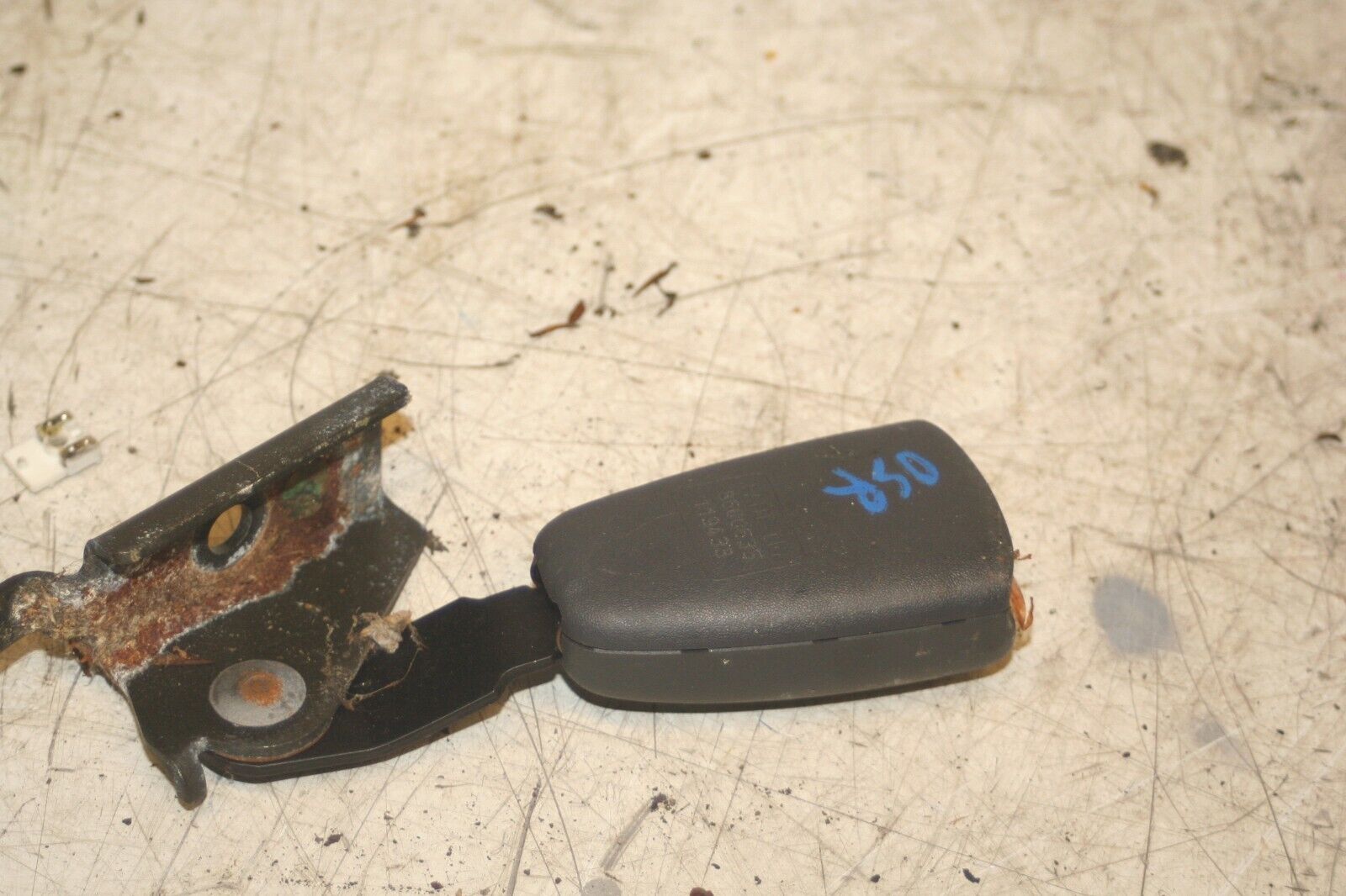 1999 VOLVO C70 2.4 PETROL. SEAT BELT CLAMP LATCH DRIVER SIDE REAR - Image 2