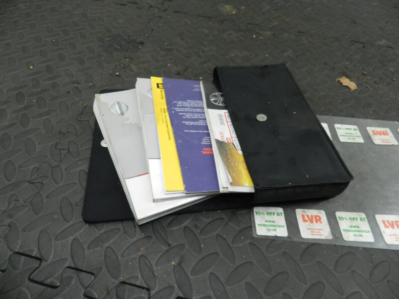 2009 NISSAN QASHQAI J10. DRIVERS HAND BOOKS AND FOLDER
