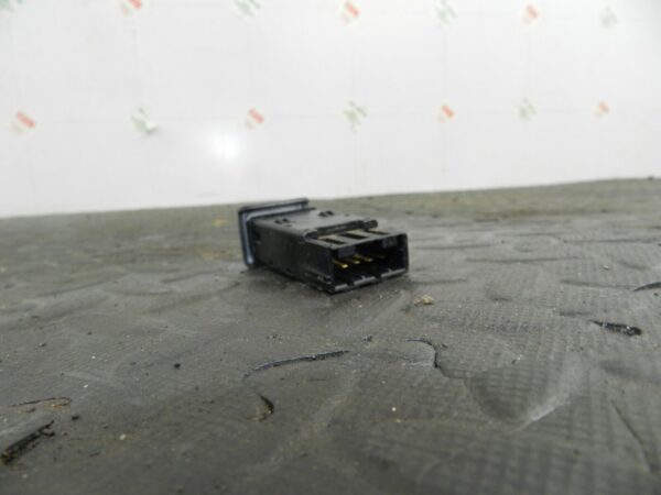 (154) 2003 LAND ROVER DISCOVERY 2 TD5. HEATED WINDOW BUTTON SWITCH - Image 2