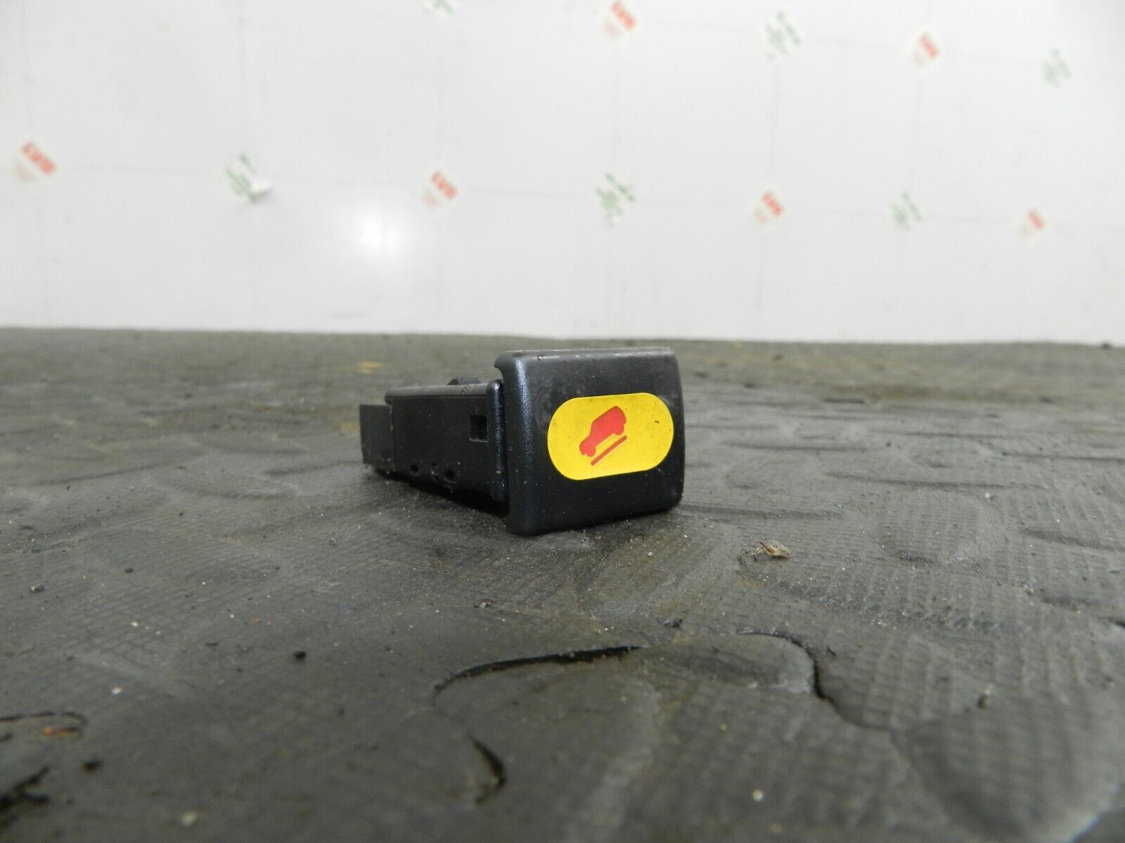 (154) 2003 LAND ROVER DISCOVERY 2 TD5. HILL DESCENT BUTTON SWITCH
