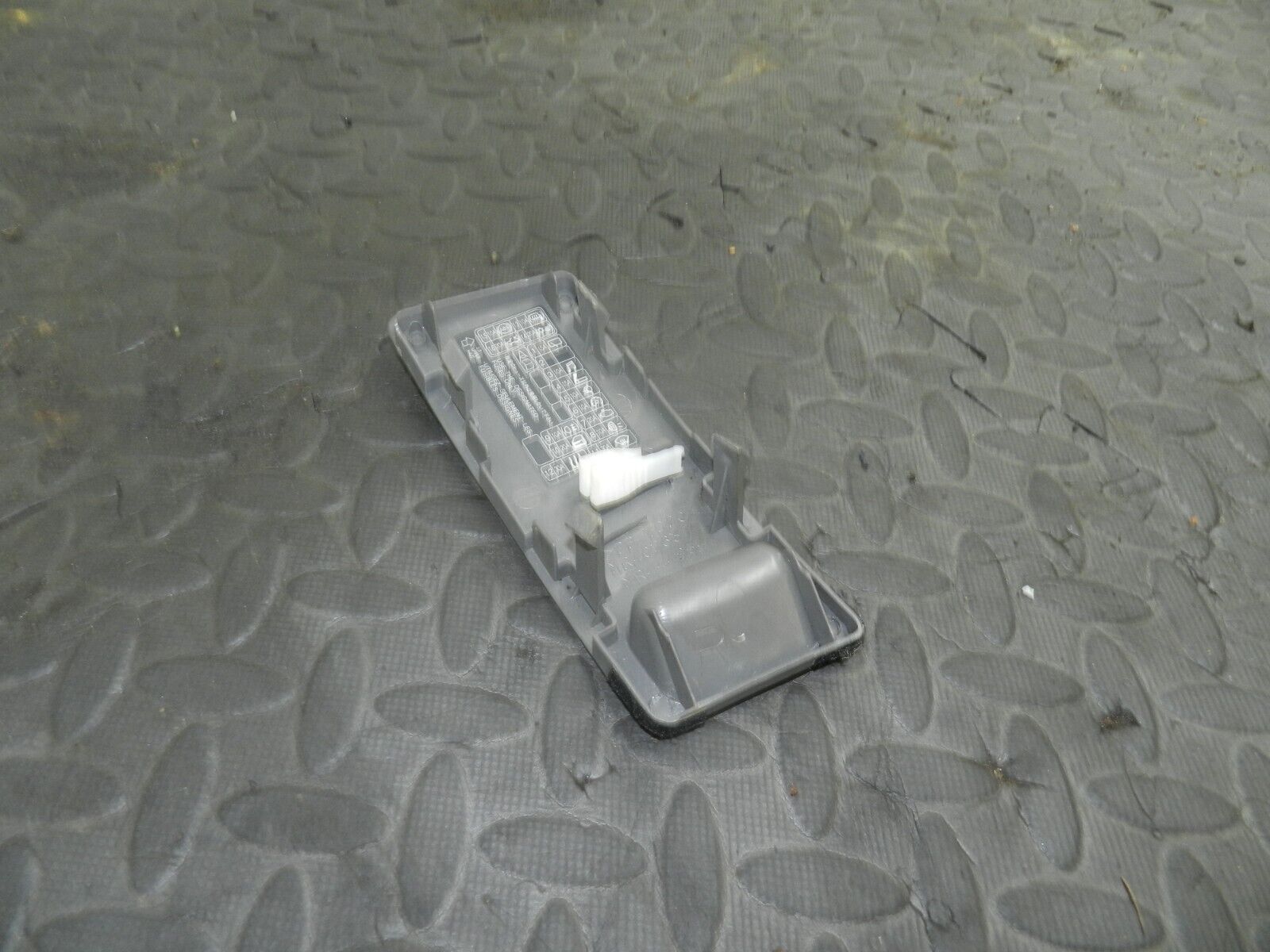 2006 MITSUBISHI SHOGUN MK3. FUSE BOX BOARD COVER - Image 2