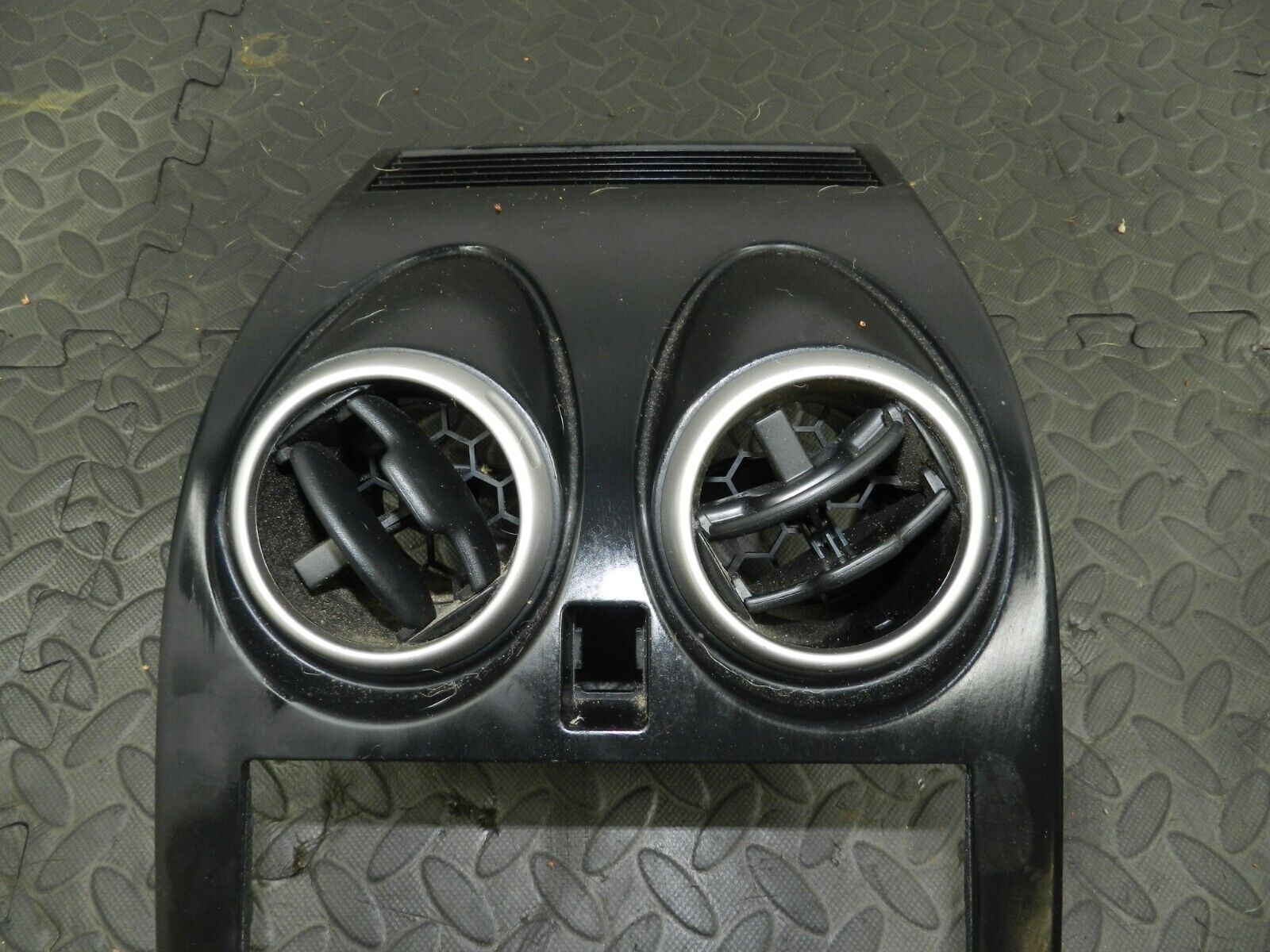 2009 NISSAN QASHQAI J10. CENTRE CONSOLE TRIM WITH HEATER VENTS - Image 2