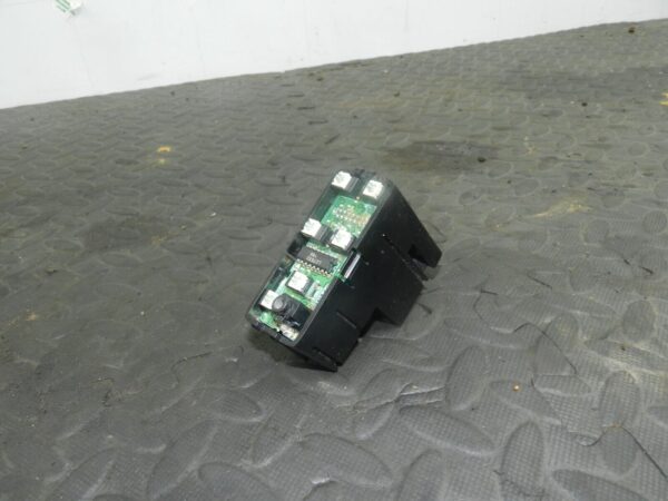 (154) 2003 LAND ROVER DISCOVERY 2 TD5. REAR RADIO CONTROL BUTTON COVER INCLUDED