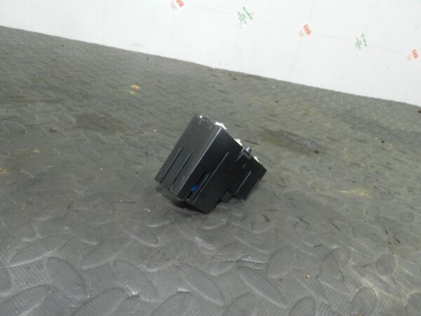 (154) 2003 LAND ROVER DISCOVERY 2 TD5. REAR RADIO CONTROL BUTTON COVER INCLUDED - Image 2