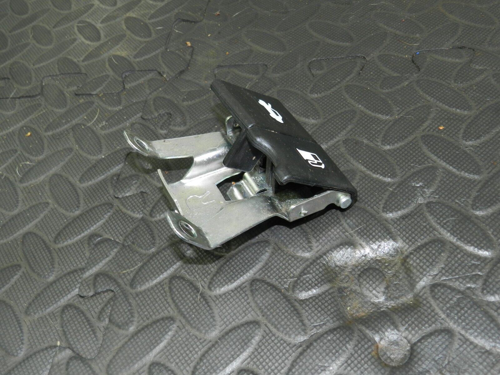 2009 NISSAN QASHQAI J10. BONNET + FUEL RELEASE VALVES