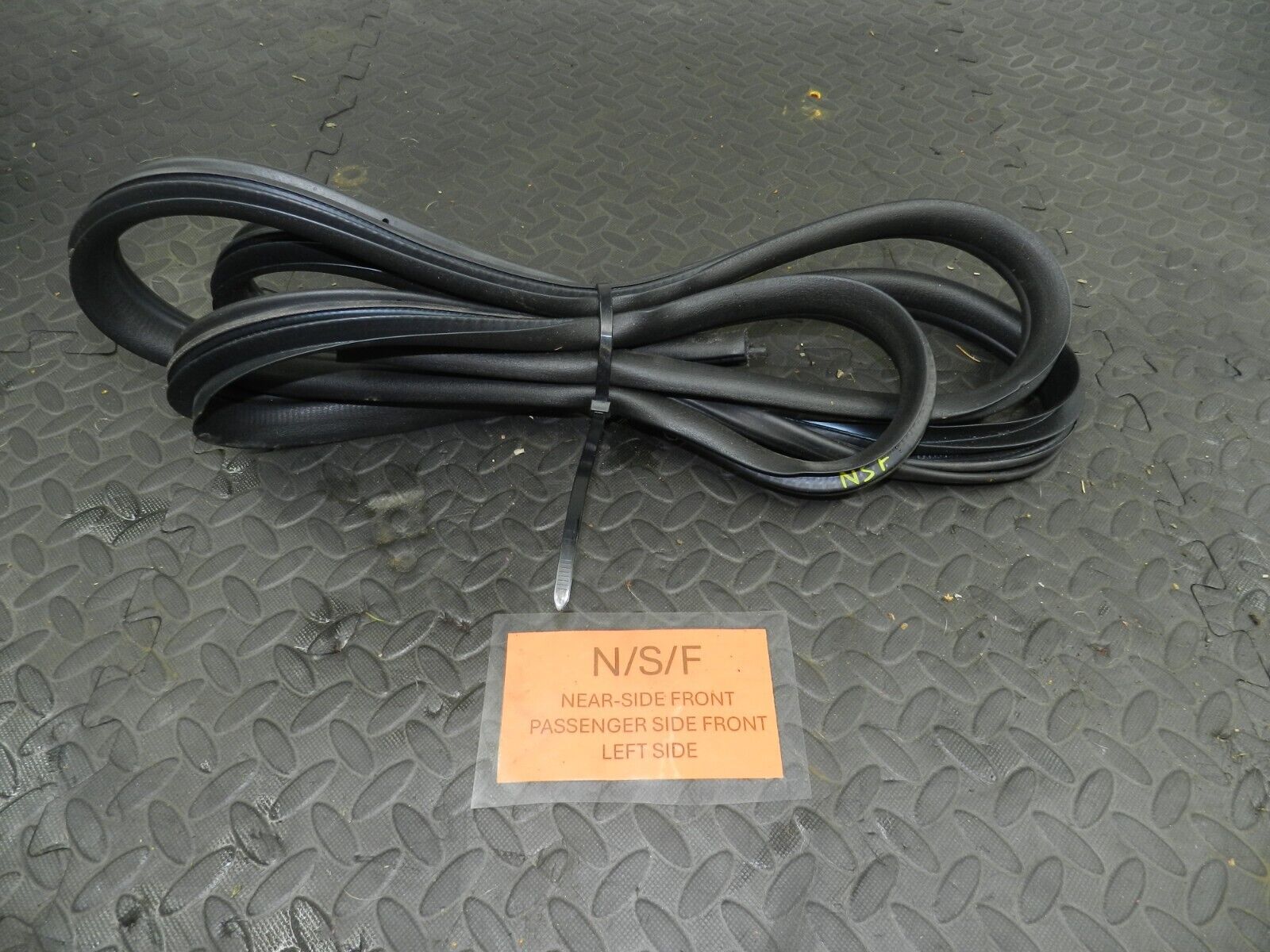 2009 NISSAN QASHQAI J10. PASSENGER SIDE FRONT DOOR RUBBER SEAL - Image 2