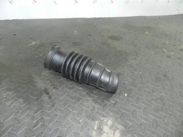 (154) 2003 LAND ROVER DISCOVERY 2 TD5. AIR INTAKE PIPE