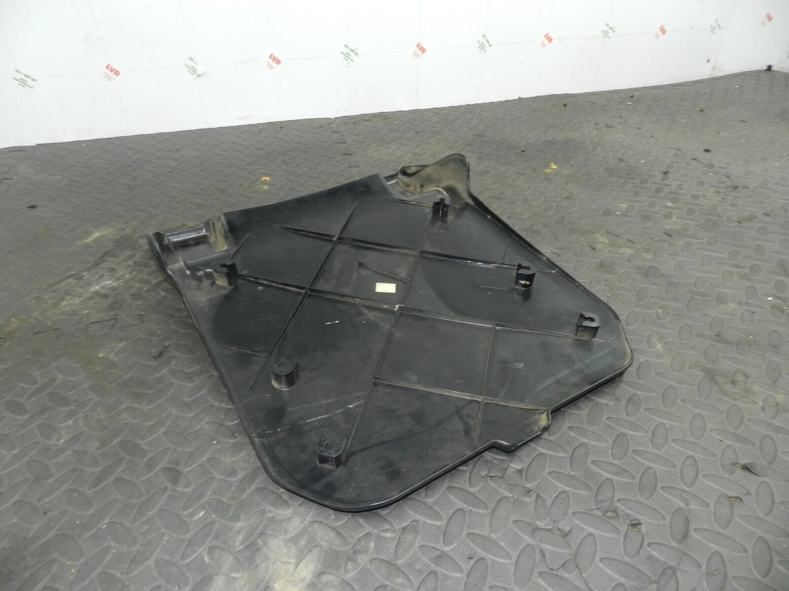 (154) 2003 LAND ROVER DISCOVERY 2 TD5. THIRD 3rd ROW SEAT BACK COVER - Image 3