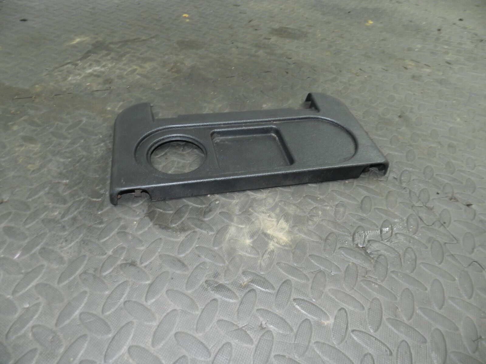 (154) 2003 LAND ROVER DISCOVERY 2 TD5. THIRD 3rd SEAT SIDE TRAY