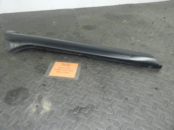 (154 03 LAND ROVER DISCOVERY 2 TD5. PASSENGER A PILLAR EXTERNAL WIND SCREEN TRIM - Image 2