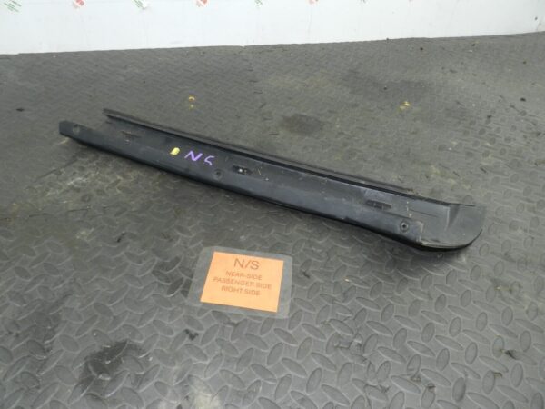 (154 03 LAND ROVER DISCOVERY 2 TD5. PASSENGER A PILLAR EXTERNAL WIND SCREEN TRIM - Image 3